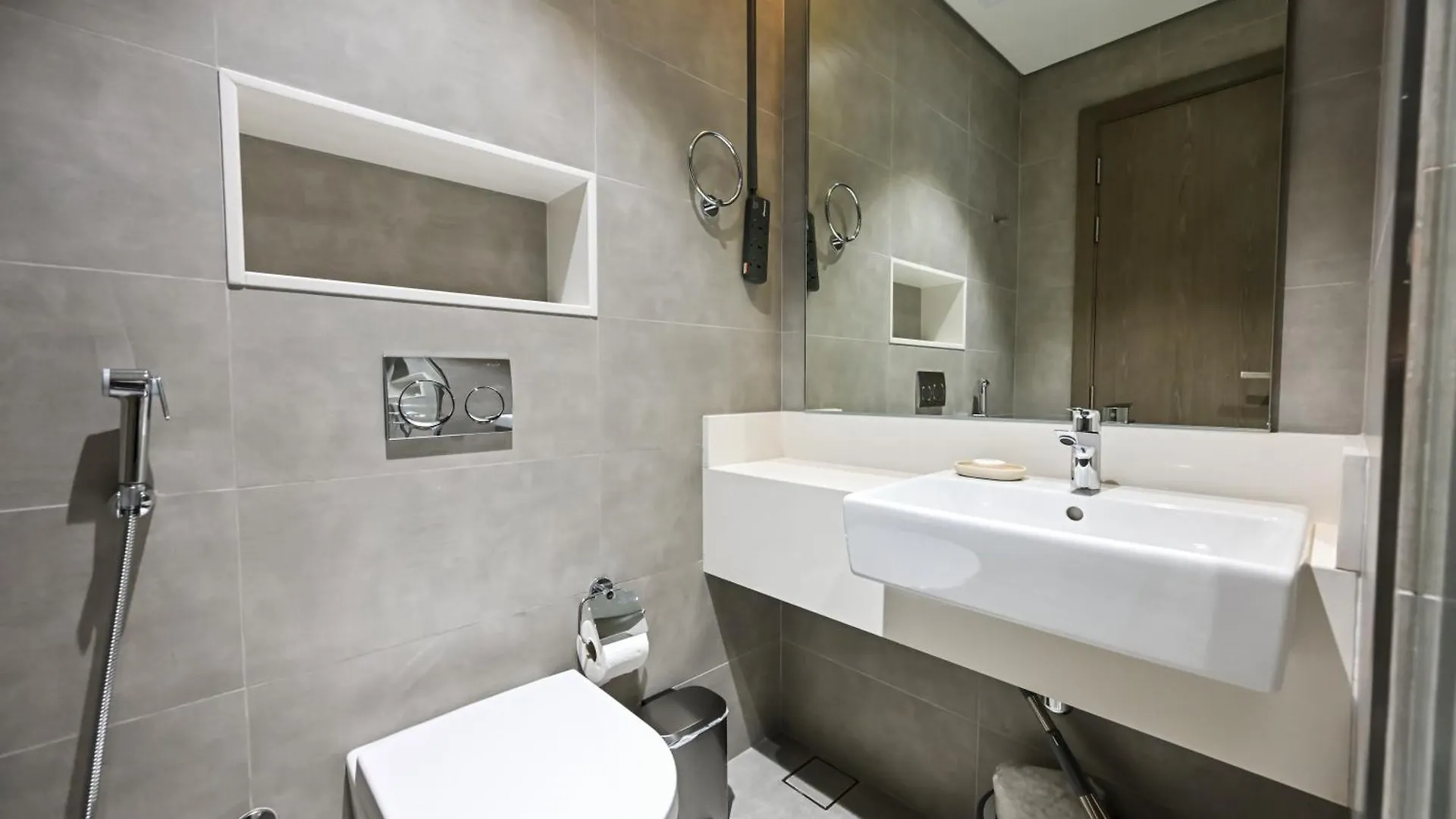 Relax In Style 2Br Huge Terrace Lagoon Access Dubai